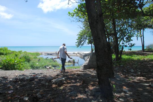 自由の身だったときのロヘリオ。ドミニカ共和国、バニの浜辺にて