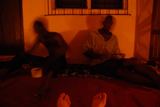 わたしが作ったナイジェリア料理を、「おいしいよ」と言って食べてくれたシェグン（左）とラジャ兄さん。 2009年12月11日、ラゴス、サテライトタウンのシェグンの下宿にて