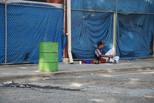 トライアウトの出番を待つ少年、ドミニカ共和国サント・ドミンゴにて