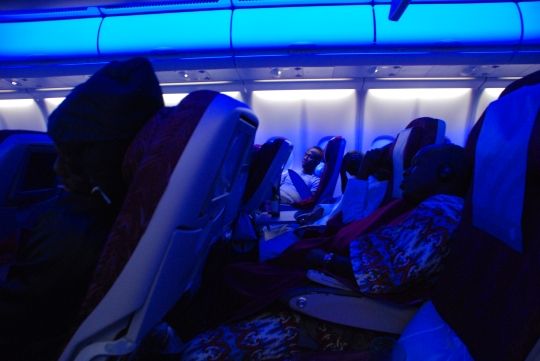 機内食をとった後、眠るナイジェリア人乗客たち。2010年5月7日、ドーハからラゴスへ向かう飛行機内、スーダン上空にて