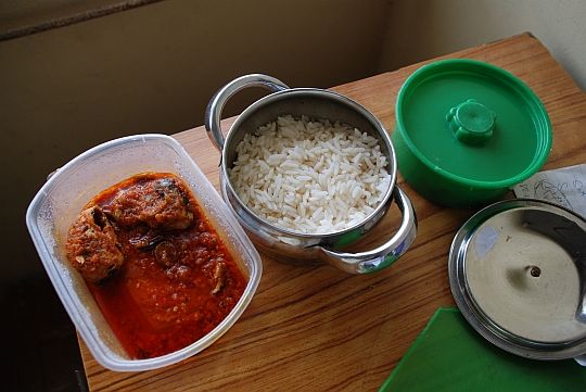 初めてマラリアにかかった日の翌朝、「食べなきゃ治らないよ」と、シェグンが作ってくれたお弁当。2009年3月18日　イフェ、モダケケ地区の下宿にて