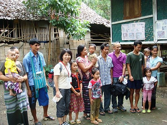 出国直前のカレン難民と日本ビルマ救援センターの面会。メーラ難民キャンプにて（提供：日本ビルマ救援センター）