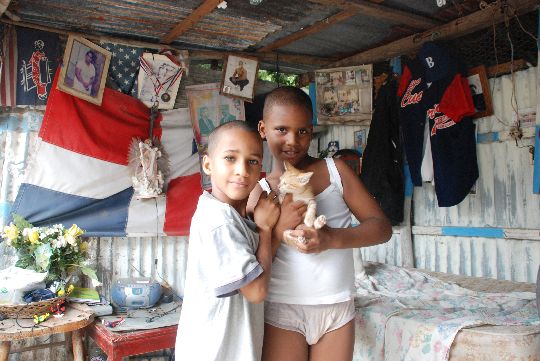 ジョナタンに抱かれる猫。ドミニカ共和国、バニ市にて